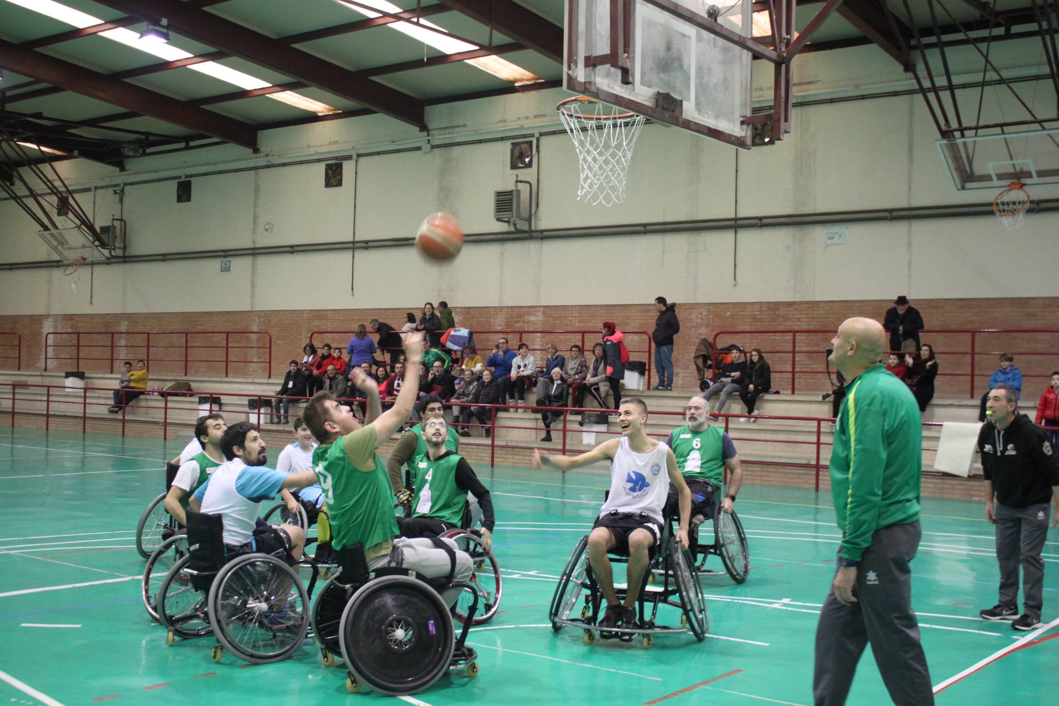 Fotos: Baloncesto en silla de ruedas en la Semana de la Discapacidad de Arnedo