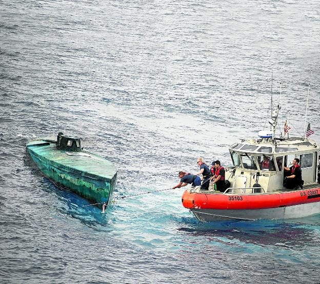 Droga submarina. La Guardia Costera de Estados Unidos incercepta un minisumergible que llegó desde México. 