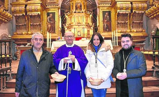 Jorge Zabala, prior de la cofradía, a la derecha de la imagen