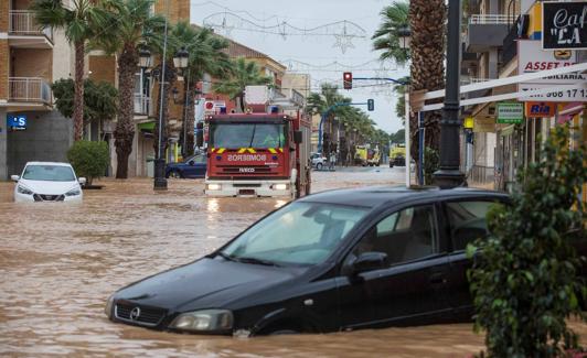 Un camión de Bomberos, por las calles de Los Alcázares (Murcia).