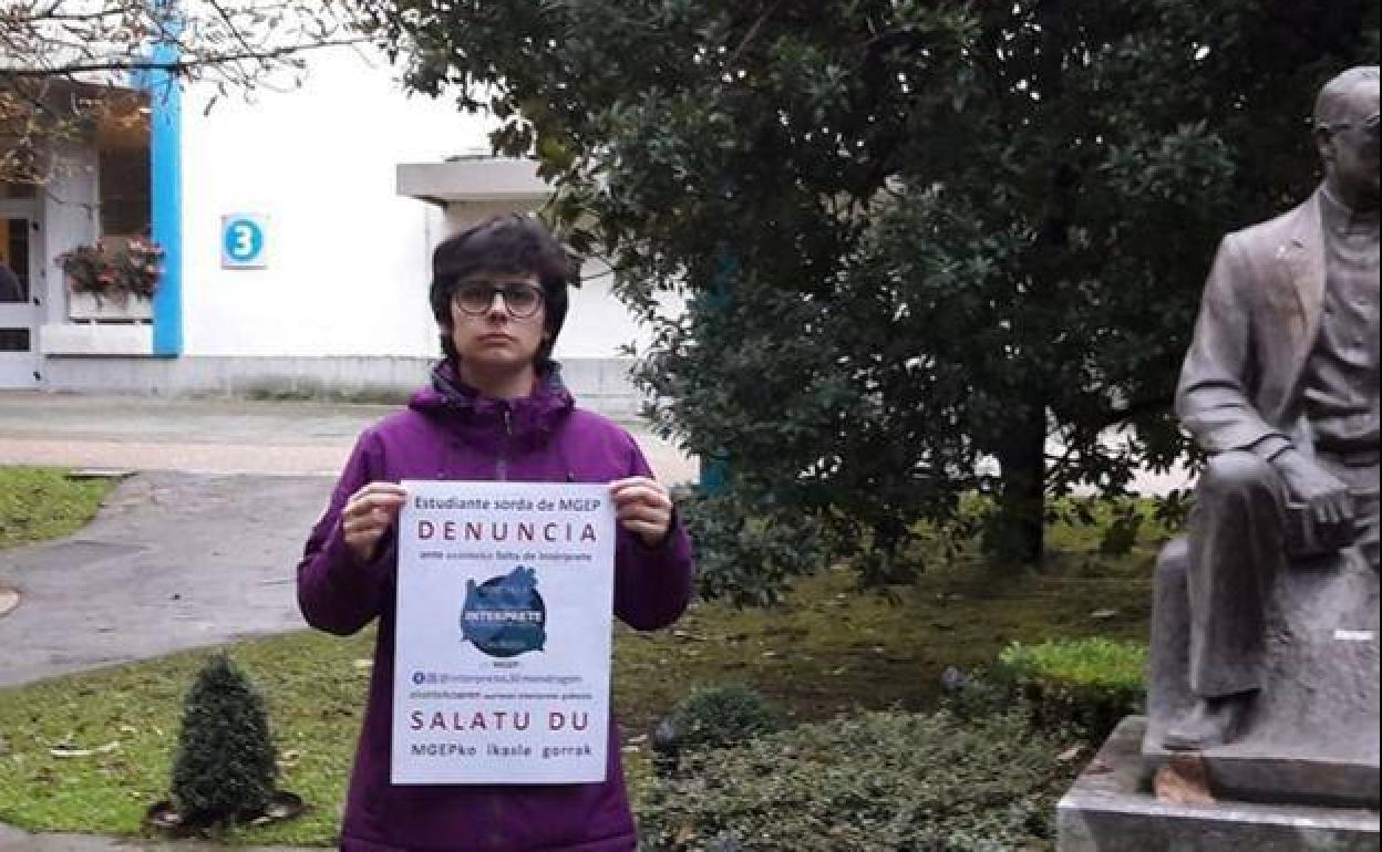 La riojana denuncia con una pancarta su caso ante el Ararteko