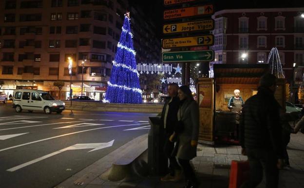 Imagen principal - Arriba, los pinos de la rotonda de Gran Vía con Vara de Rey, del Espolón, y el Mercado de San Nicolás iluminado. 