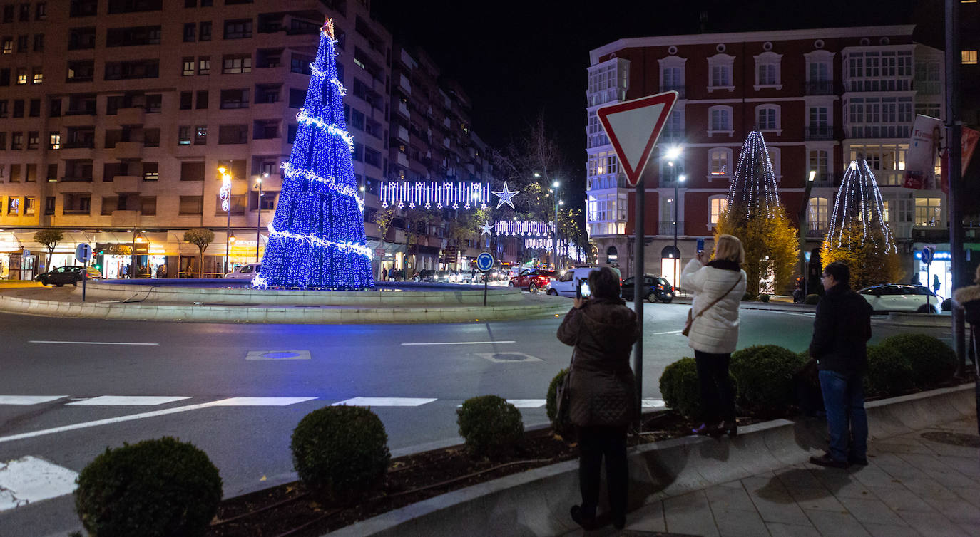 La plaza de abastos ya luce iluminada desde este jueves por la tarde.