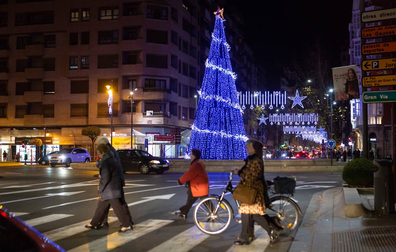 La plaza de abastos ya luce iluminada desde este jueves por la tarde.