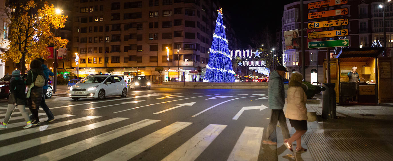 La plaza de abastos ya luce iluminada desde este jueves por la tarde.