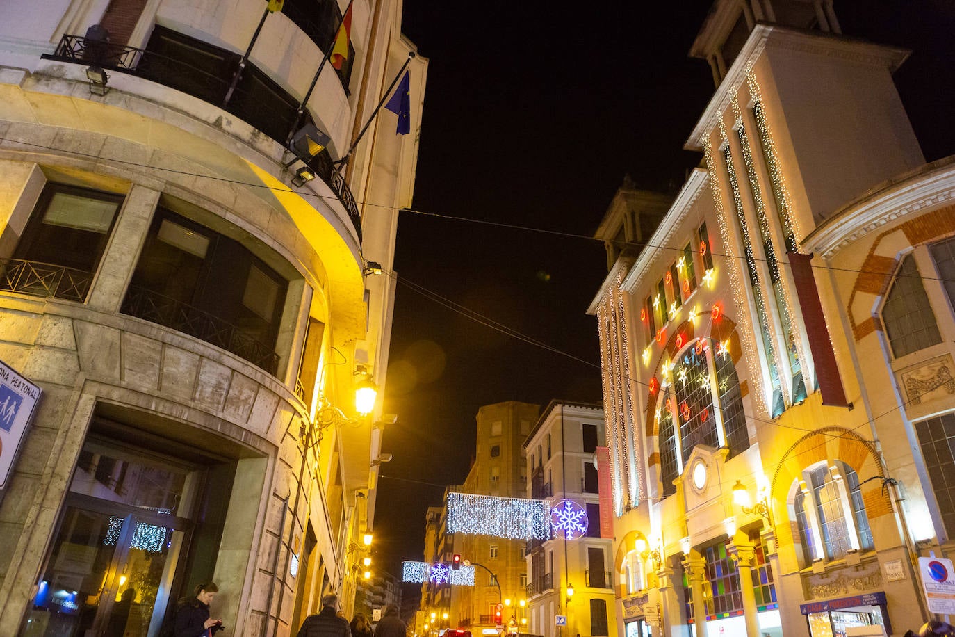 La plaza de abastos ya luce iluminada desde este jueves por la tarde.