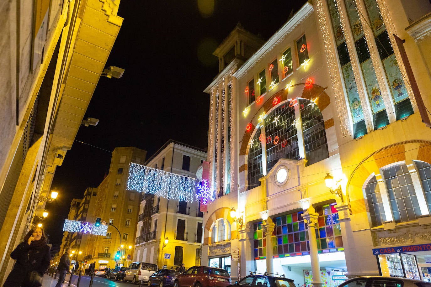 La plaza de abastos ya luce iluminada desde este jueves por la tarde.