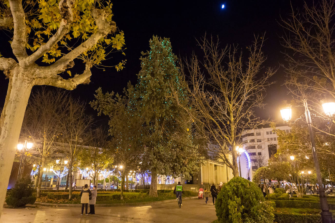 La plaza de abastos ya luce iluminada desde este jueves por la tarde.