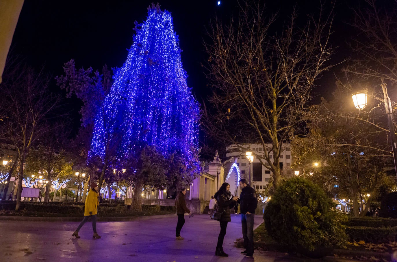 La plaza de abastos ya luce iluminada desde este jueves por la tarde.