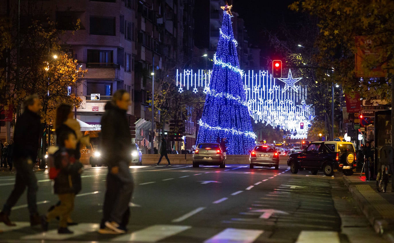 La plaza de abastos ya luce iluminada desde este jueves por la tarde.