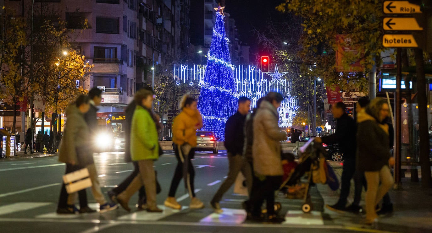 La plaza de abastos ya luce iluminada desde este jueves por la tarde.