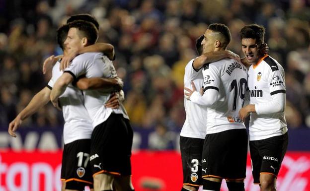 Los jugadores del Valencia celebran el tercer gol marcado por Gameiro.