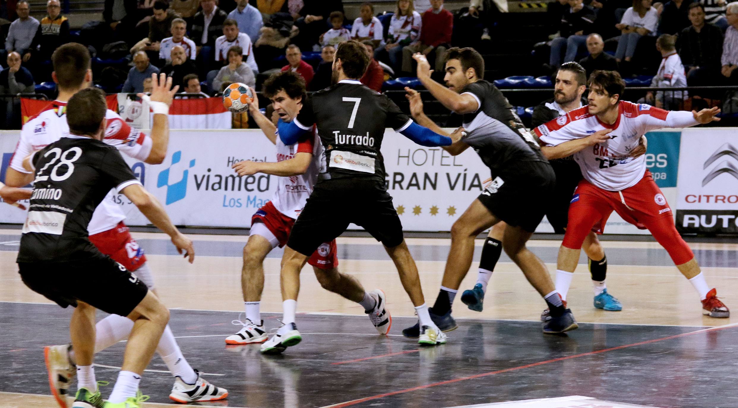 Los riojanos han vencido al bloque pucelano y se acercan a la Copa Asobal. 