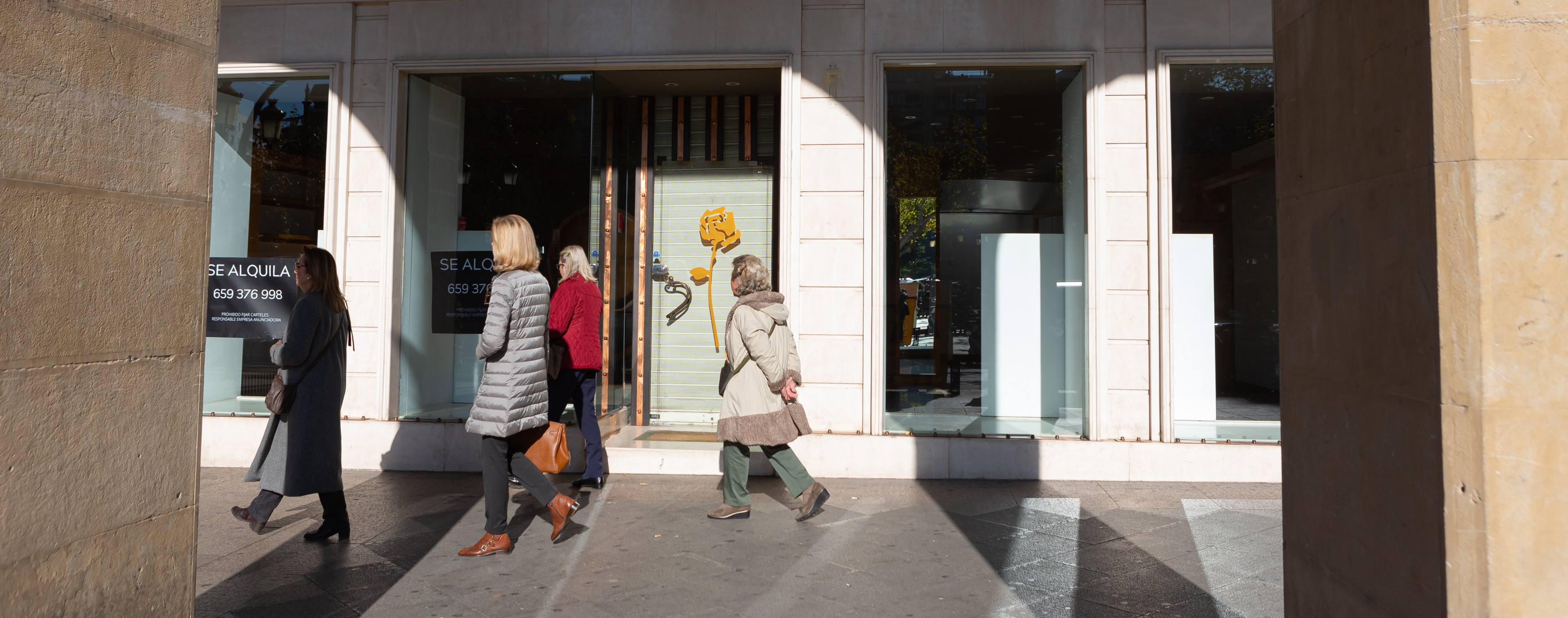 Ambas calles ejemplifican la agonía que padece el modelo de comercio tradicional de la capital