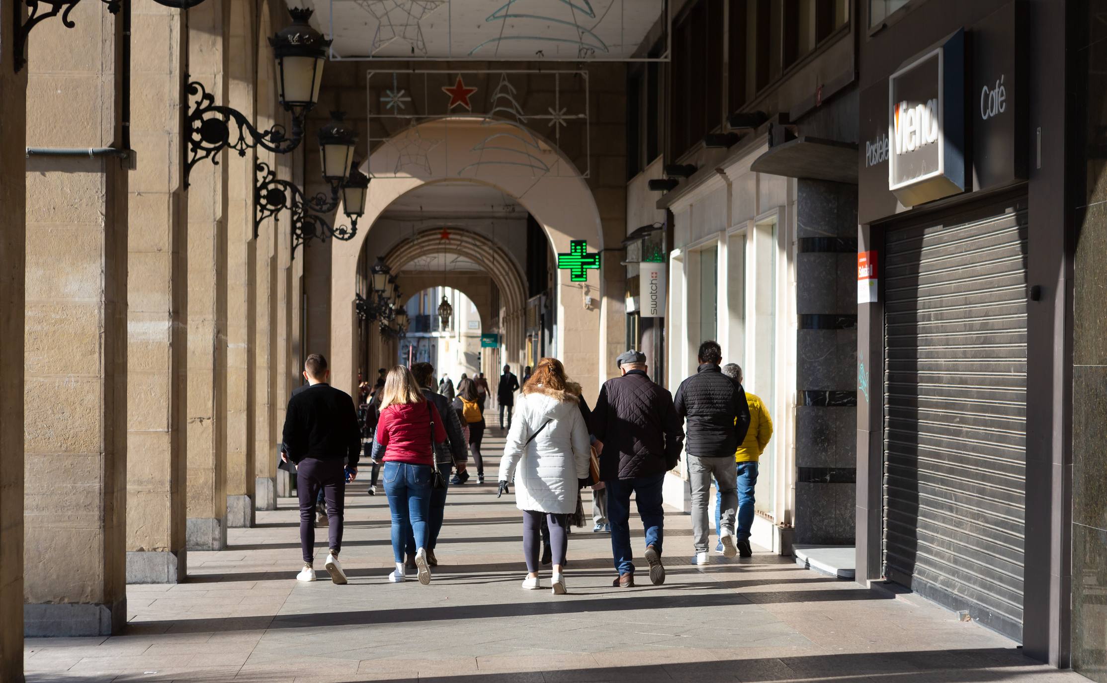 Ambas calles ejemplifican la agonía que padece el modelo de comercio tradicional de la capital