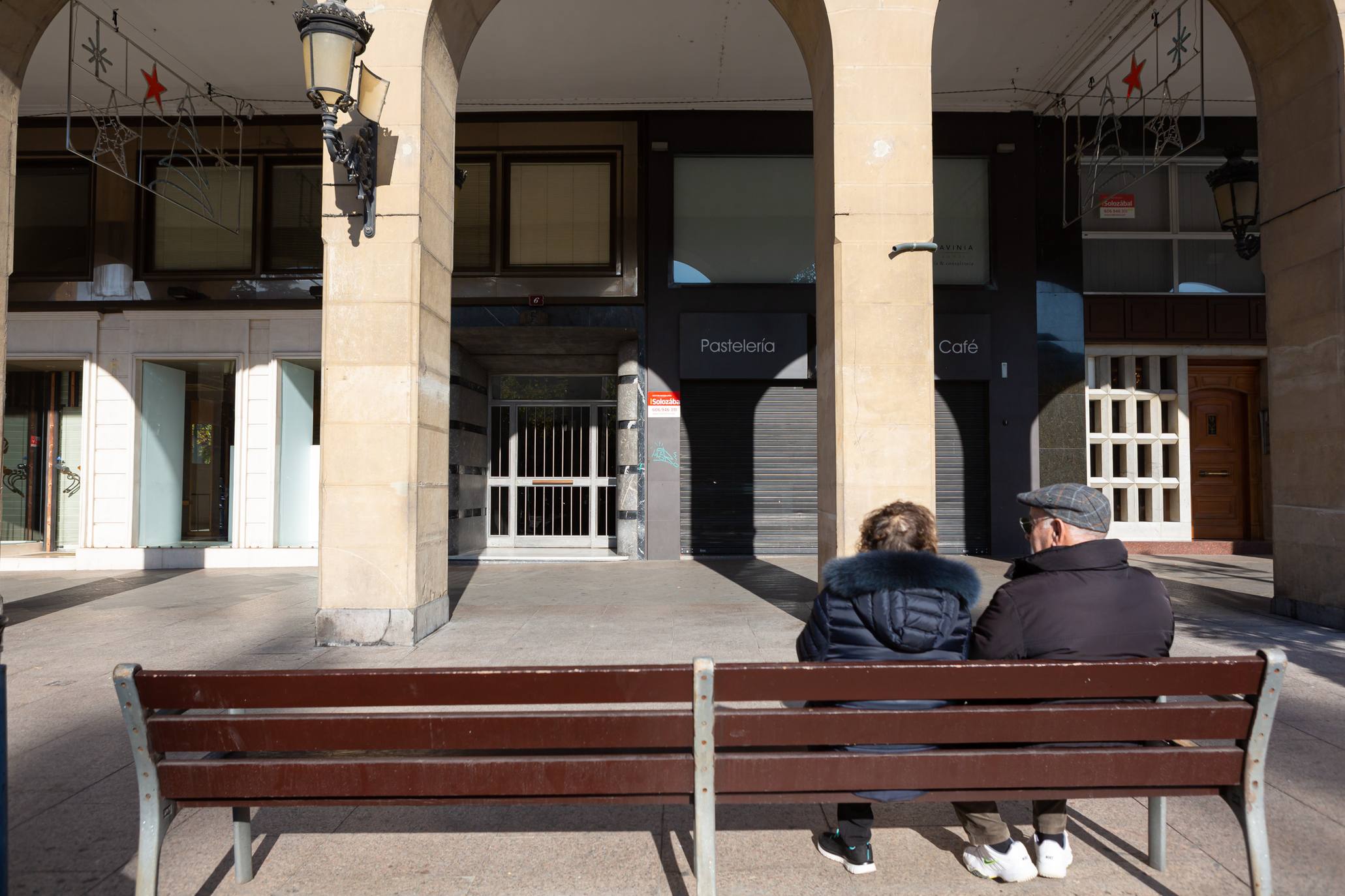 Ambas calles ejemplifican la agonía que padece el modelo de comercio tradicional de la capital