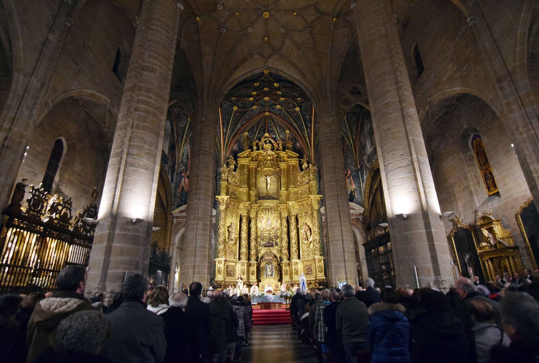 Medio milar de personas han acudido a la iglesia de San Bartolomé. 