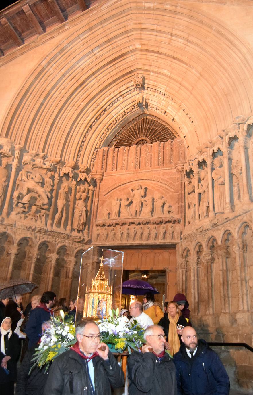 Medio milar de personas han acudido a la iglesia de San Bartolomé. 