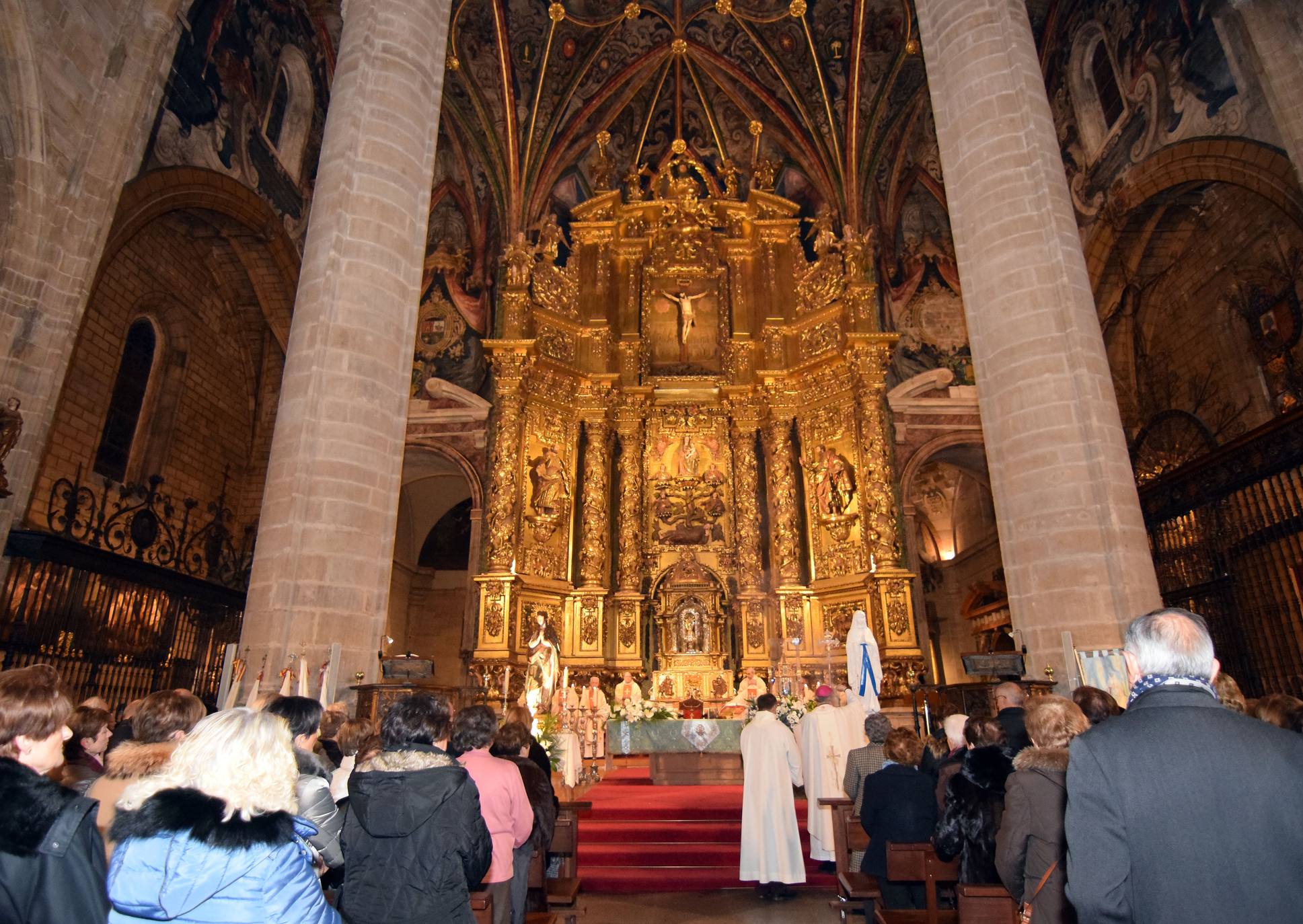 Medio milar de personas han acudido a la iglesia de San Bartolomé. 