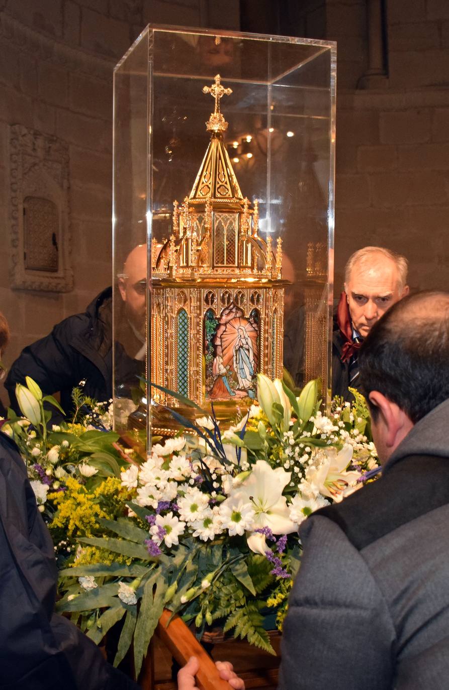 Medio milar de personas han acudido a la iglesia de San Bartolomé. 