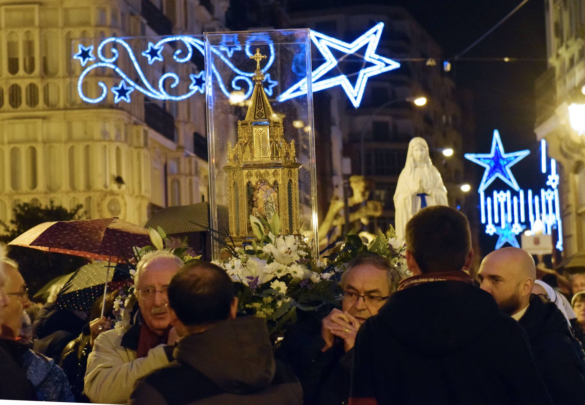 Medio milar de personas han acudido a la iglesia de San Bartolomé. 