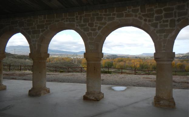 Imagen principal - Ermita de la Virgen de la Antigua, en Alberite, y camino de subida hacia Clavijo