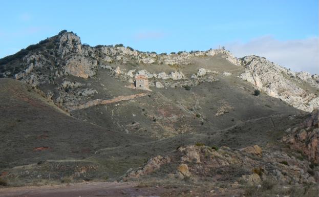 Imagen principal - Monte Laturce, ermita de Santiago (izquierda), en Clavijo, y ermita de la Virgen del Bueyo, en Albelda