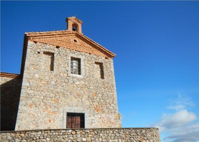 Imagen secundaria 1 - Monte Laturce, ermita de Santiago (izquierda), en Clavijo, y ermita de la Virgen del Bueyo, en Albelda