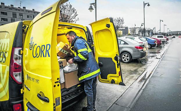 Javier, uno de los empleados en la Unidad de Servicios Especiales de Hermanos Hircio, repartiendo paquetería en la tarde de este jueves.