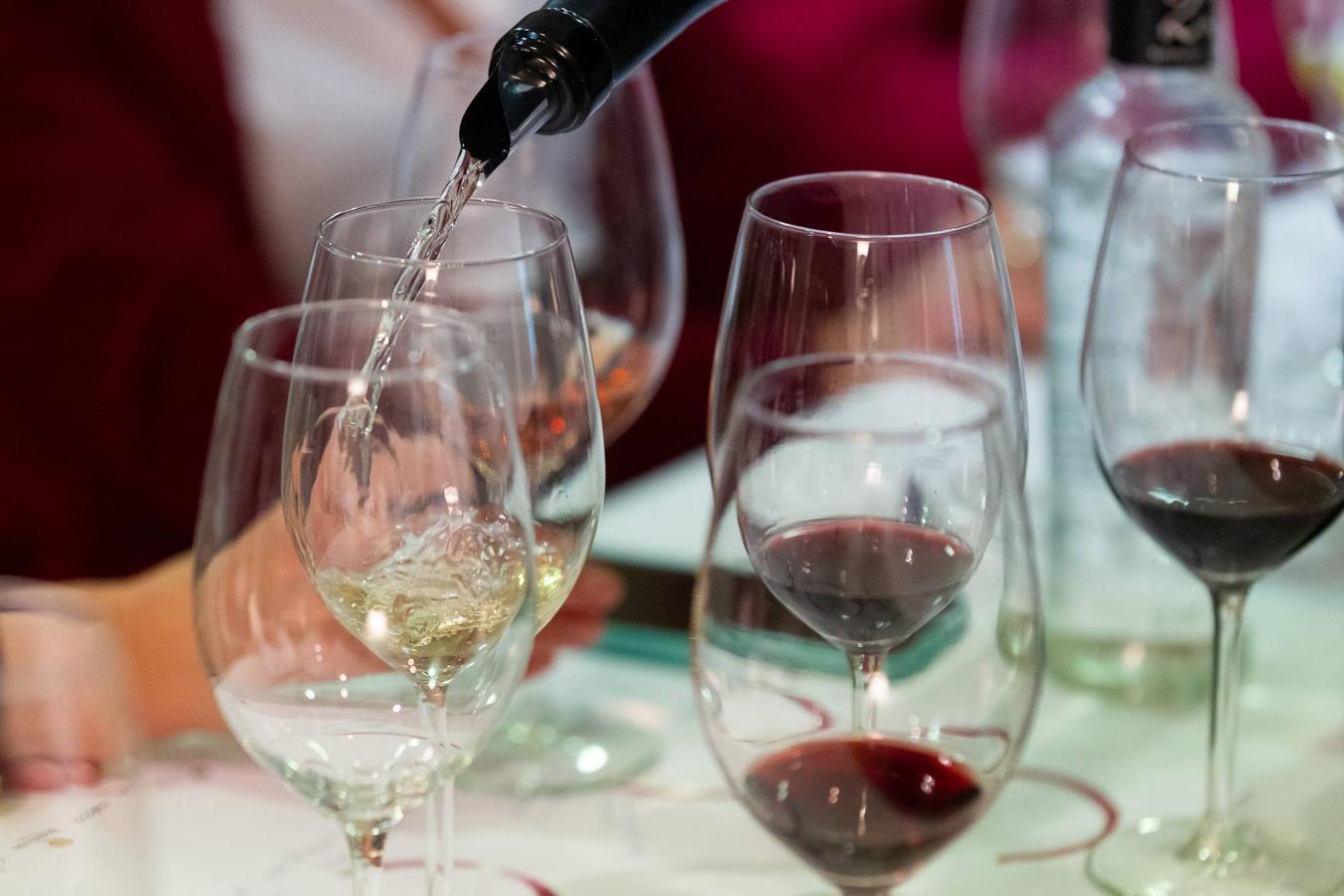 Roberto de Carlos, enólogo de Carlos Serres, presentó anoche la nueva gama Onomástica de esta centenaria bodega jarrera en el Club de Catas.