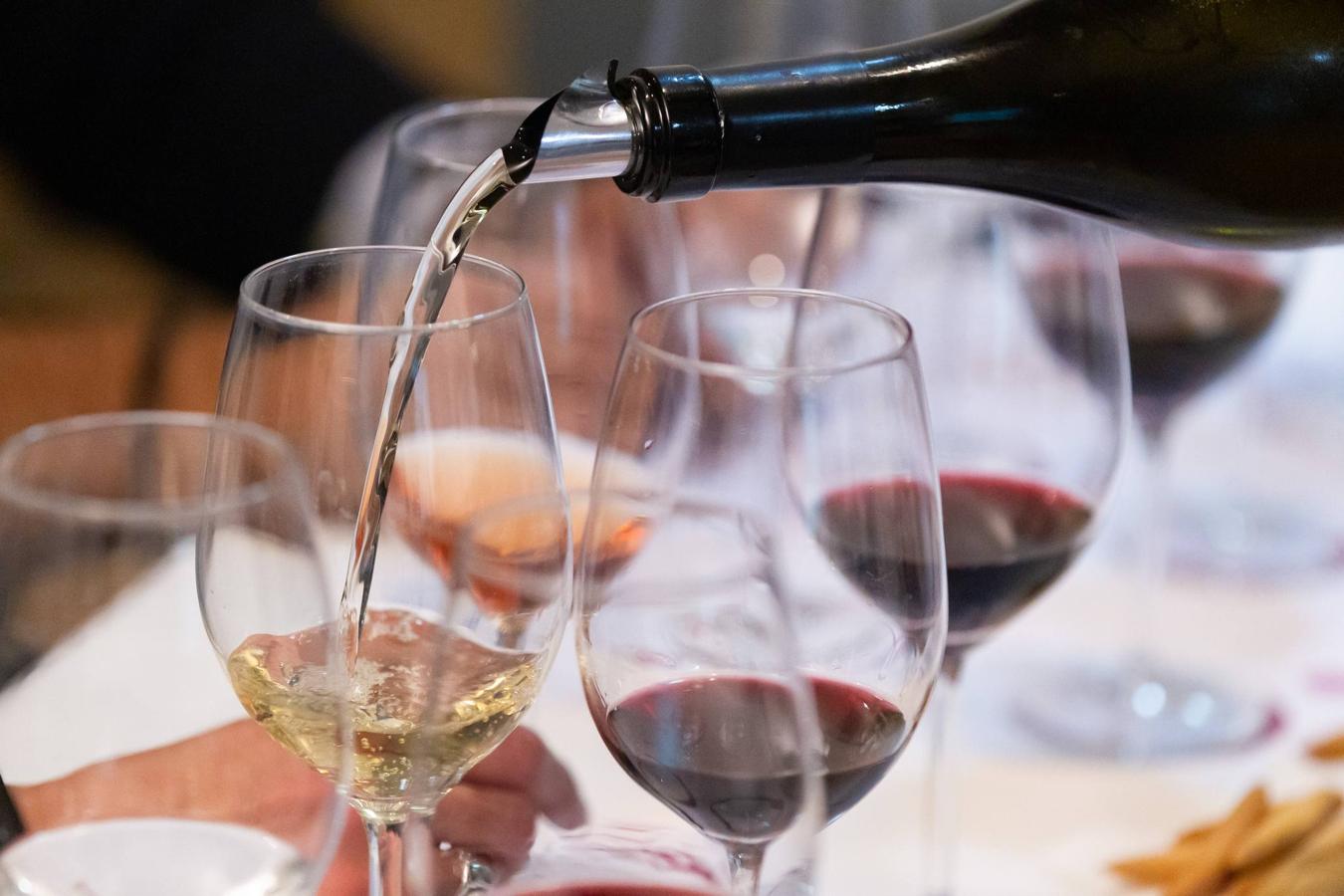 Roberto de Carlos, enólogo de Carlos Serres, presentó anoche la nueva gama Onomástica de esta centenaria bodega jarrera en el Club de Catas.