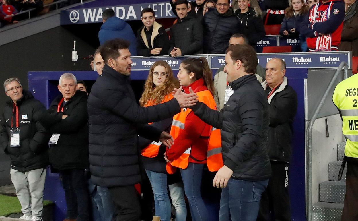 Diego Pablo Simeone acudió a saludar a Jagoba Arrasate antes del partido 