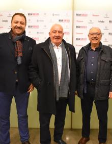 Imagen secundaria 2 - Elena Bermejo, José María Fernández (hijo), el alcalde Javier García y José María Fernández (padre). Abajo, Agustín Santolaya, Claudia Urdiales, Sergio Tomás, Francis Paniego y Rebeca Pérez. A la derecha, Pedro Berné, Santurnino Berné y José Ángel León. 