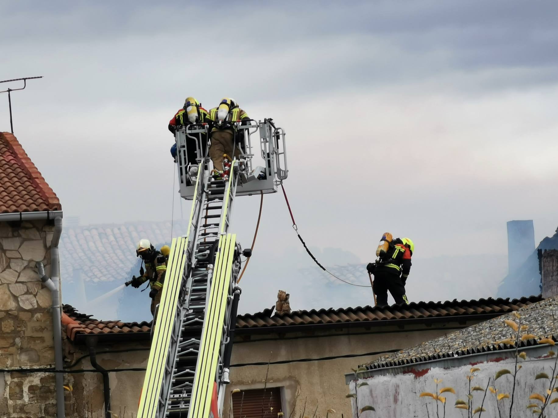 Los bomberos trabajan para apagar el fuego que se ha originado en la localidad riojana. 