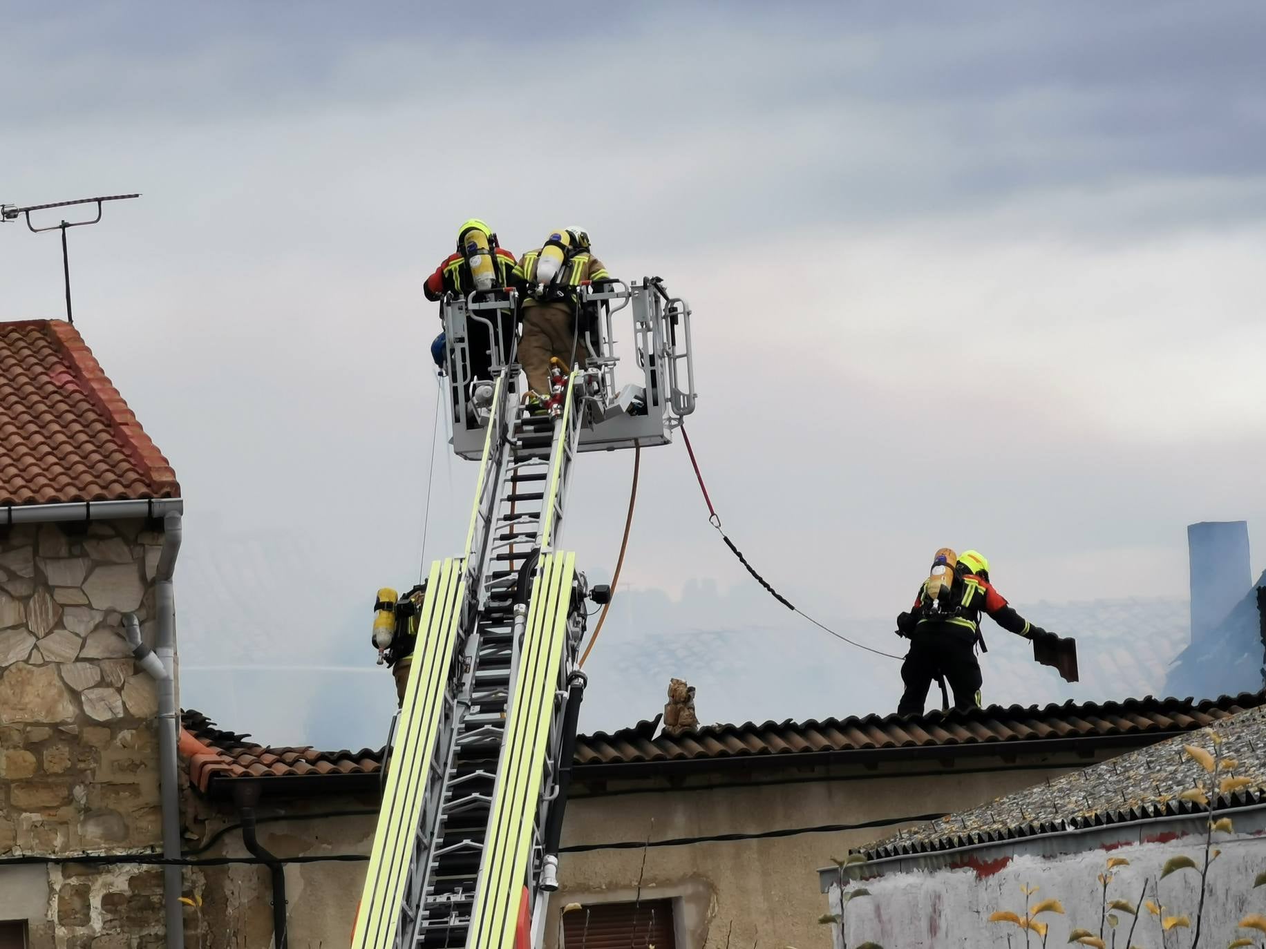 Los bomberos trabajan para apagar el fuego que se ha originado en la localidad riojana. 