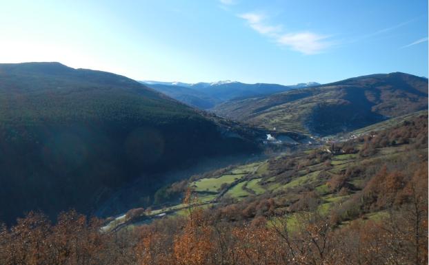 Imagen principal - Vista del valle de Villoslada desde el mirador de la pista de Ortigosa y subida por el valle del Río Viciercas 