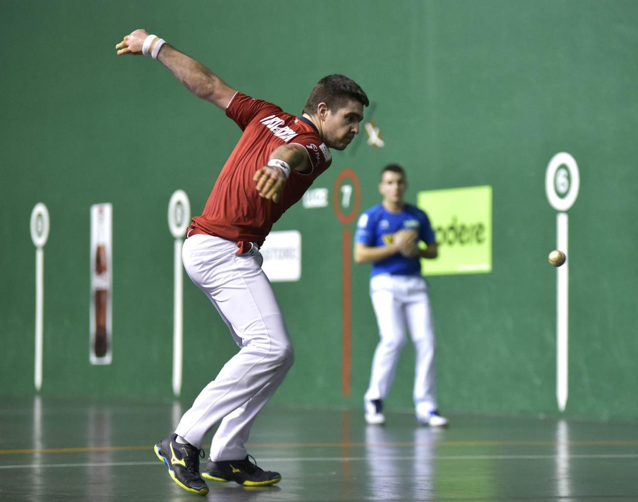 Irribarria busca la pelota con Imaz al fondo, en el encuentro de ayer en Tolosa. 