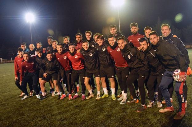 La plantilla de la SD Logroñés posa antes de comenzar en Pradoviejo el último entrenamiento previo al encuentro de Copa del Rey ante el Eibar. 