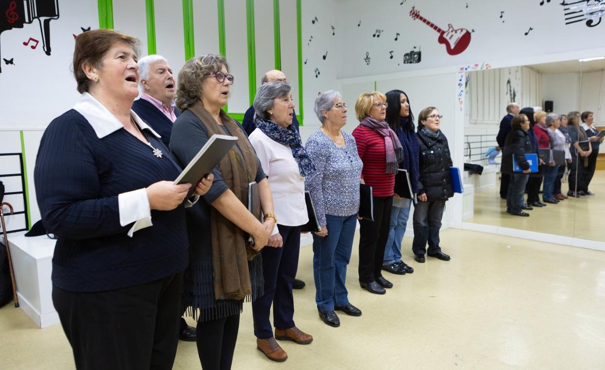 Los componentes del Orfeón durante uno de los ensayos en el aula de música a la que se accede desde el patio de Escolapios.