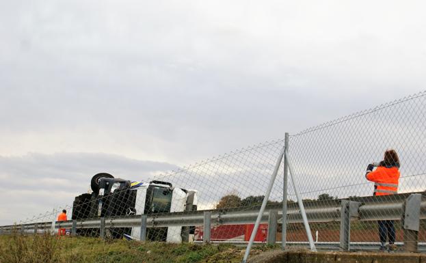 Imagen principal - El vuelco de un camión corta la autopista en Cenicero