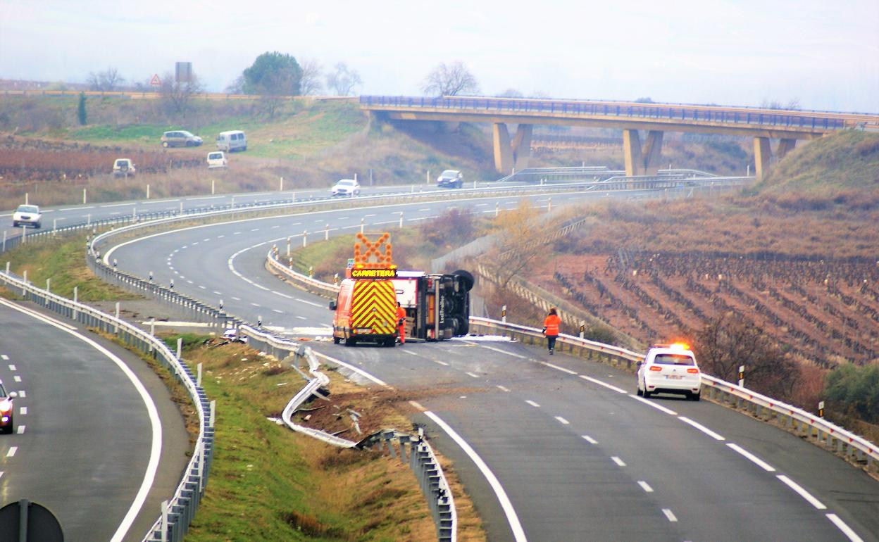 El vuelco de un camión corta la autopista en Cenicero