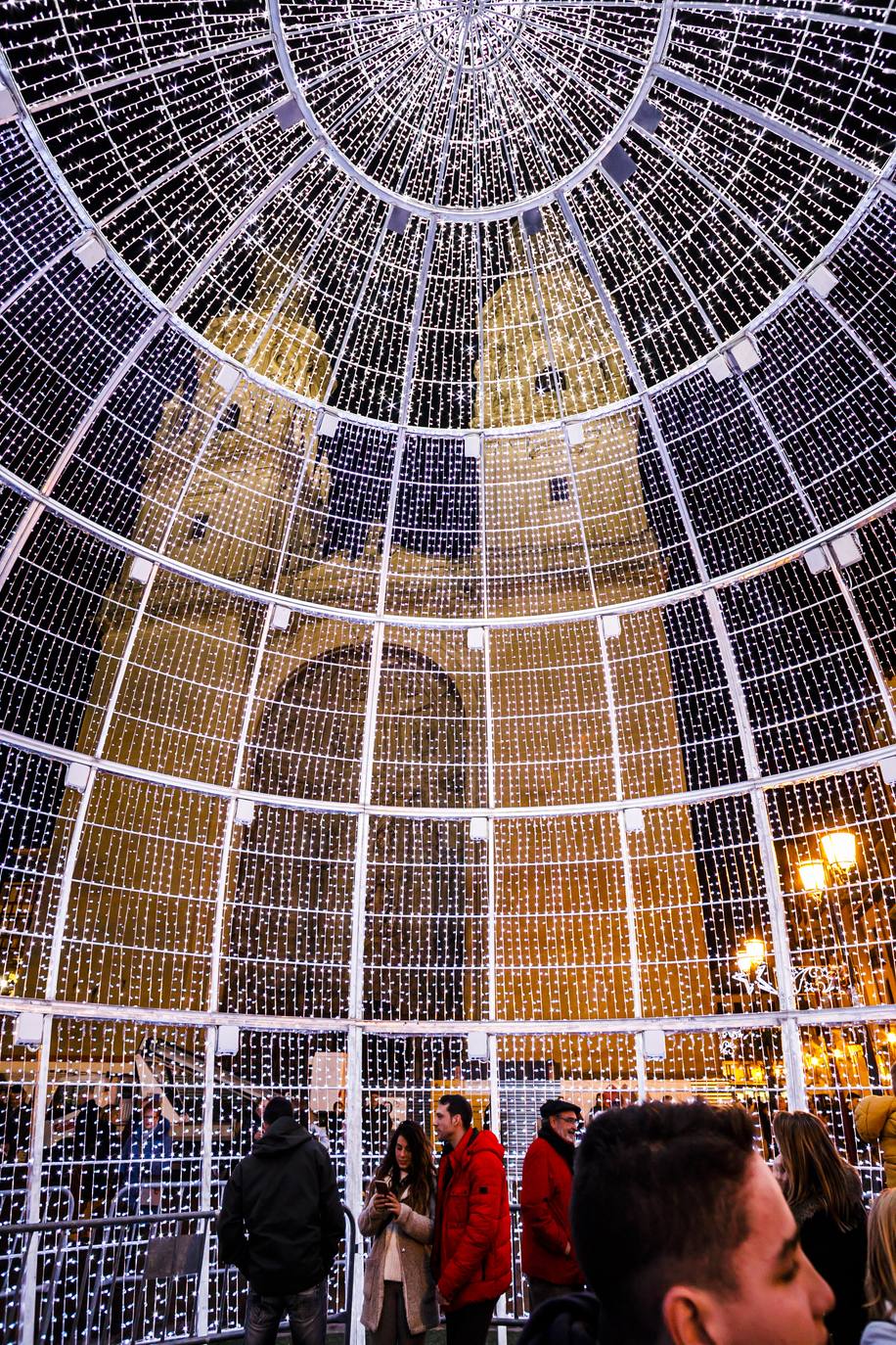 La bola de la Navidad ya luce en Logroño