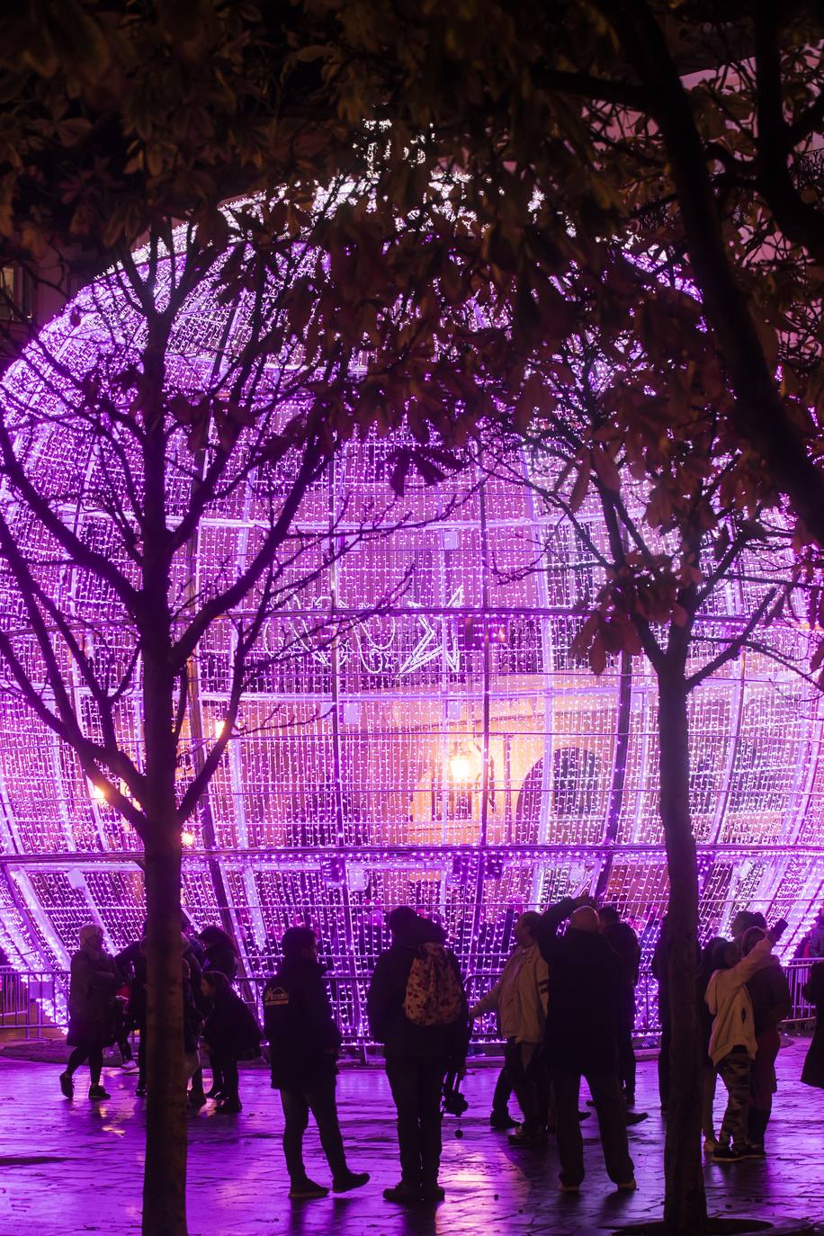 La bola de la Navidad ya luce en Logroño