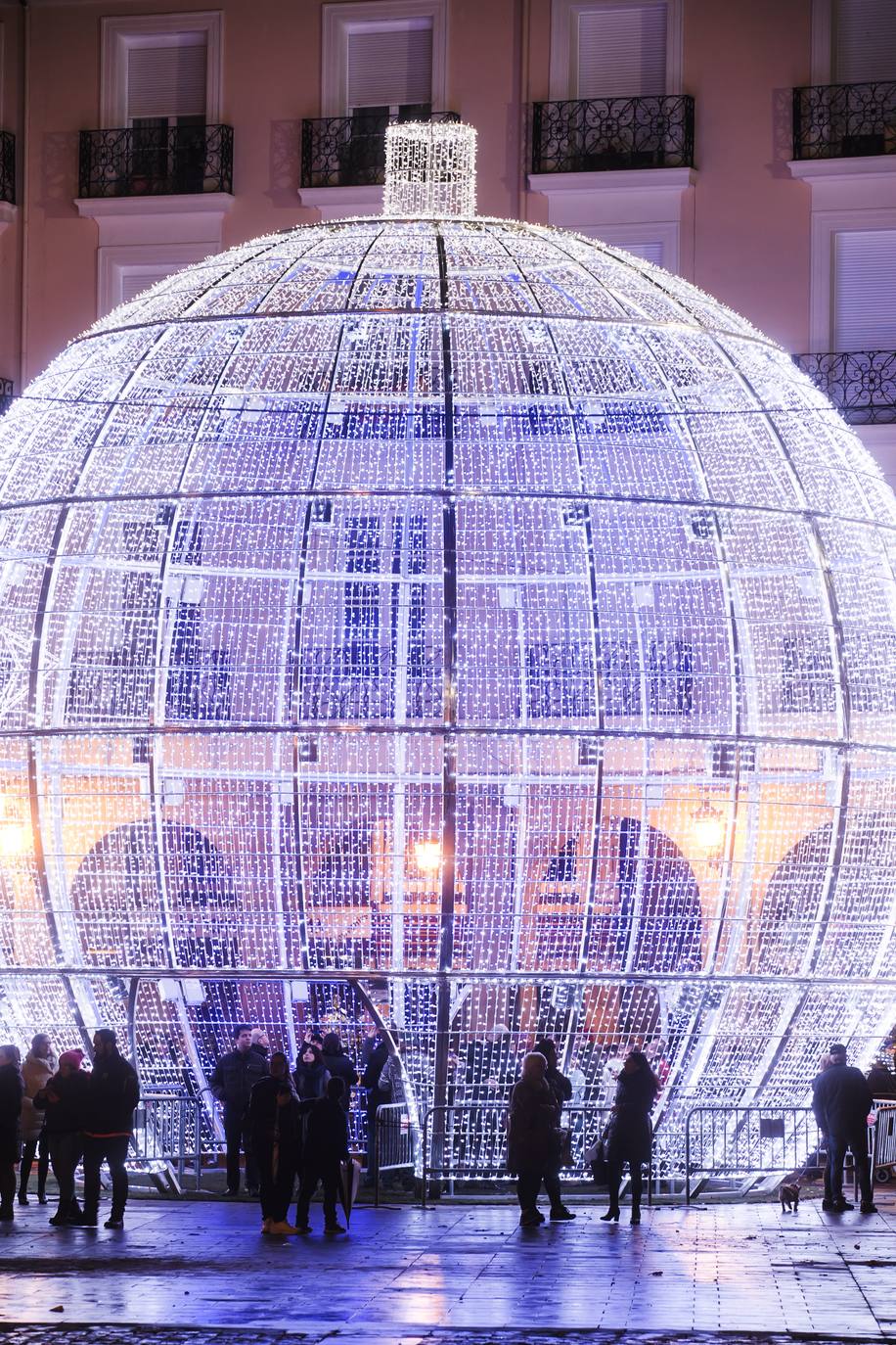 La bola de la Navidad ya luce en Logroño