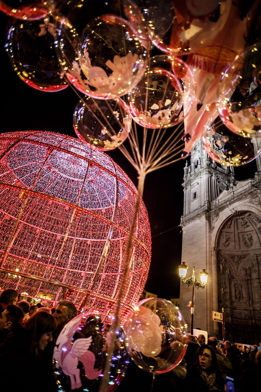 La bola de la Navidad ya luce en Logroño