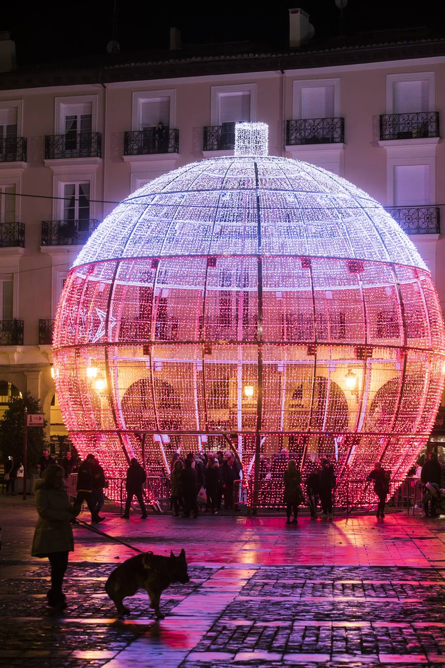 La bola de la Navidad ya luce en Logroño