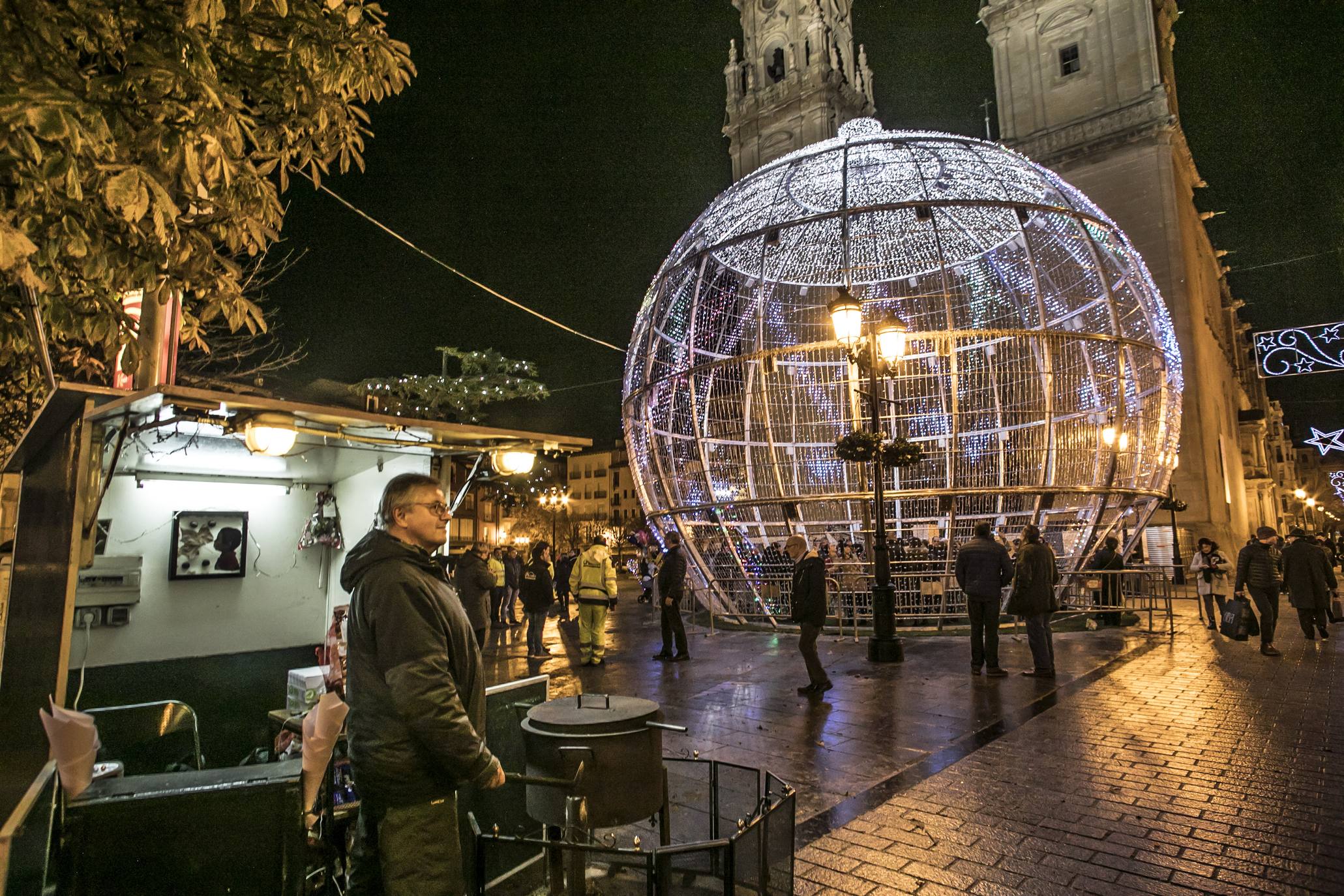 La bola de la Navidad ya luce en Logroño