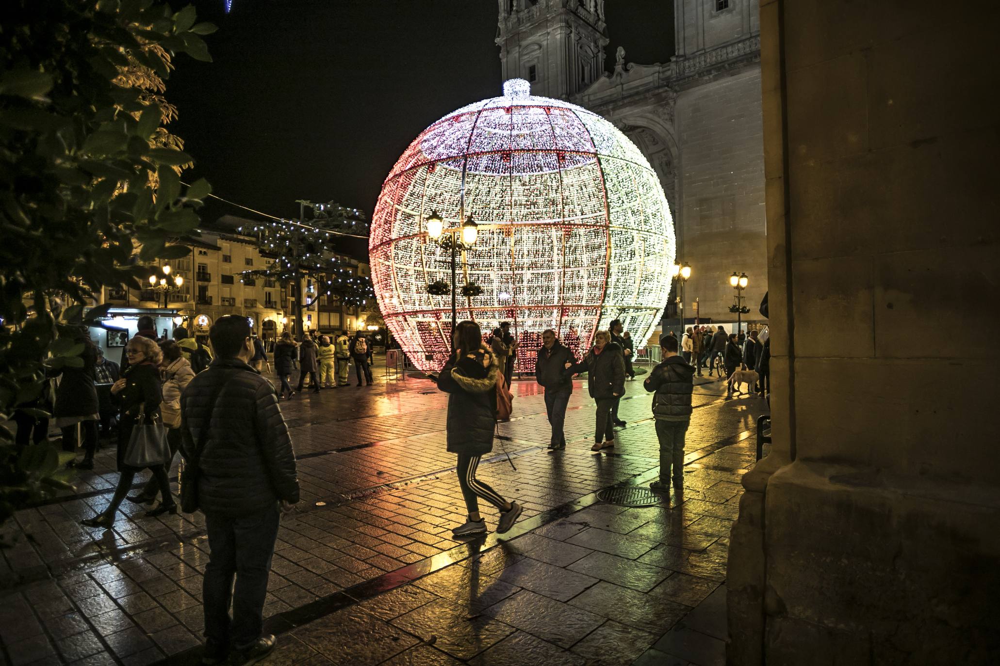 La bola de la Navidad ya luce en Logroño