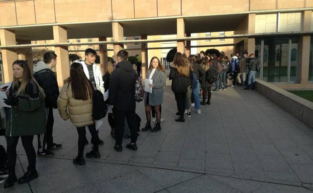 Colas de alumnos de bachillerato ante la Consejería de Educación este miércoles