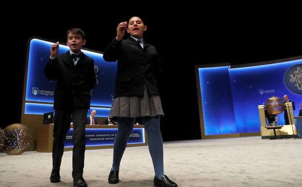 Luis Alcides y Nerea pareja, la pareja de niños que cantó el primer cuarto premio pasado el ecuador del sorteo. 